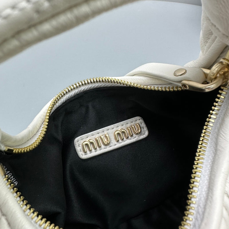 Bolsa Miu Miu Hobo Wander Mini em Napa Matelassê