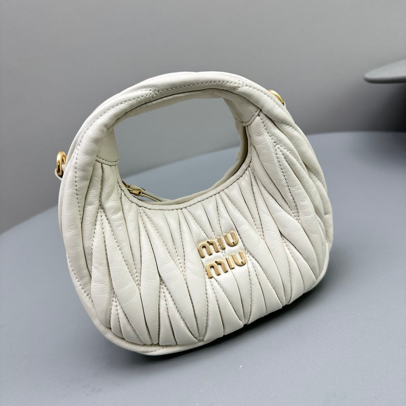 Bolsa Miu Miu Hobo Wander Mini em Napa Matelassê