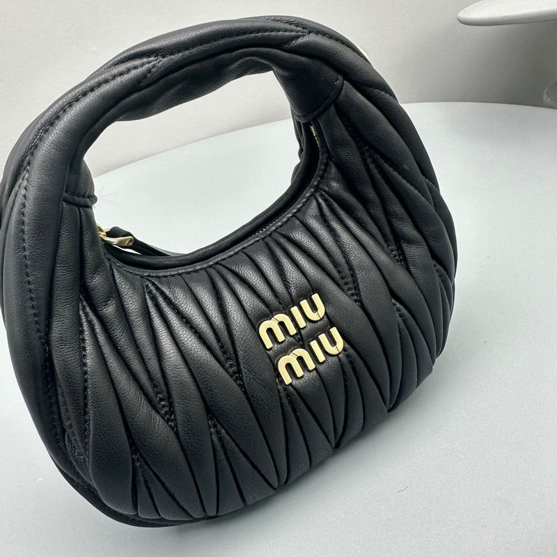 Bolsa Miu Miu Hobo Wander Mini em Napa Matelassê