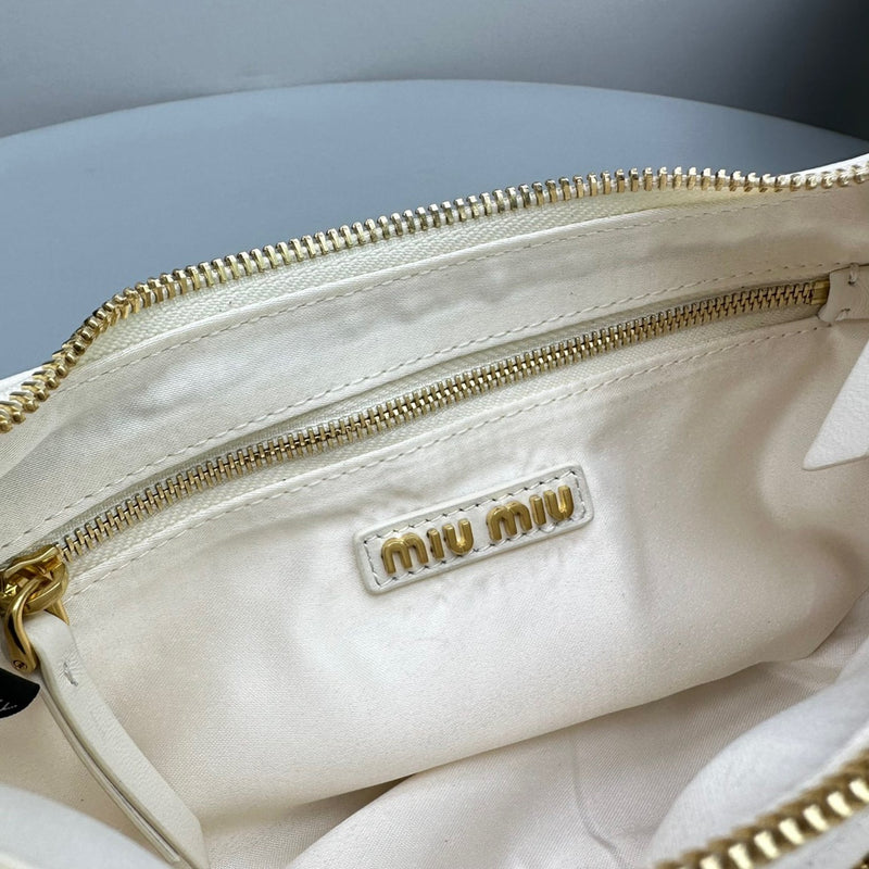 Bolsa Miu Miu Pocket em Couro Napa