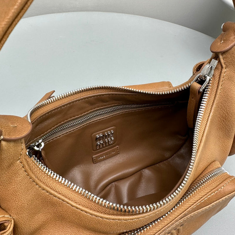 Bolsa Miu Miu Pocket em Couro Napa