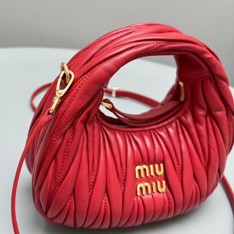 Bolsa Miu Miu Hobo Wander Mini em Napa Matelassê