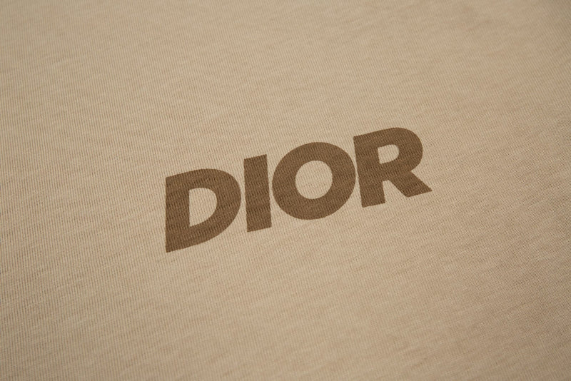 Camiseta Modelo Dior Bege