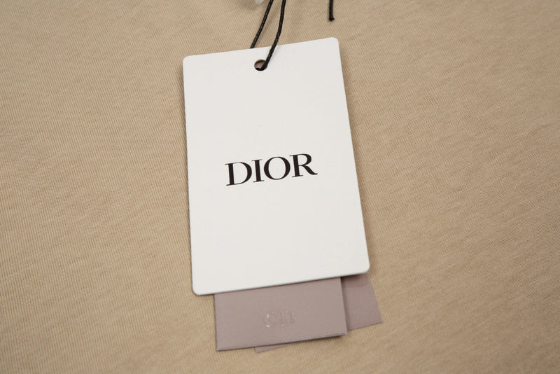 Camiseta Modelo Dior Bege