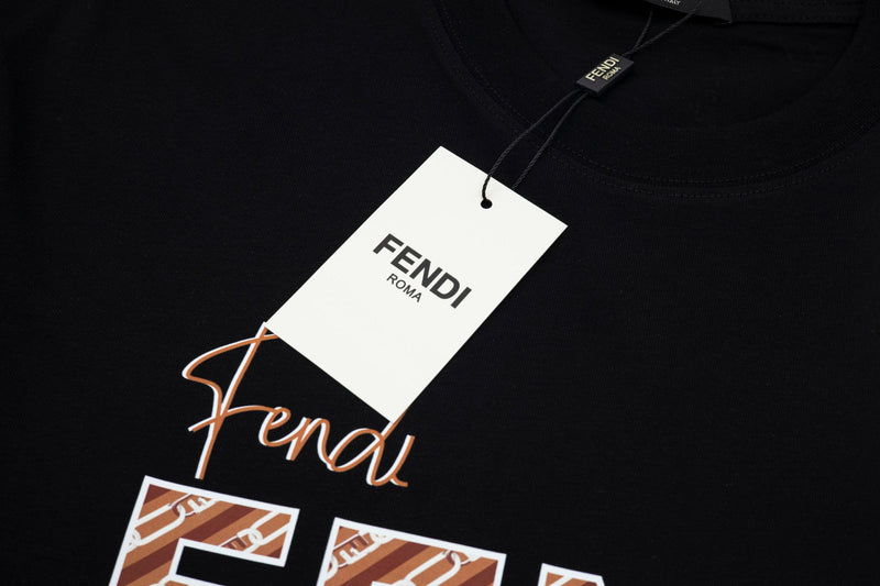 Camiseta Modelo Fendi