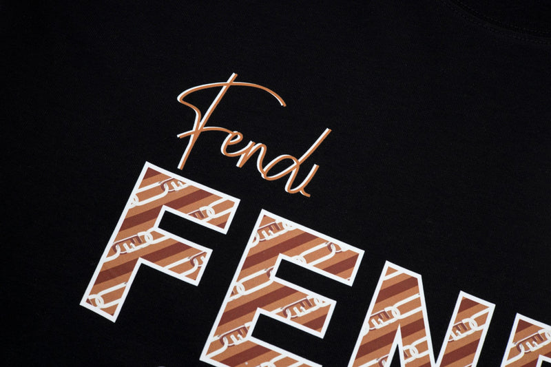 Camiseta Modelo Fendi