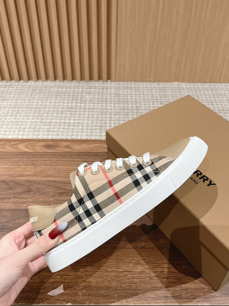 Sneaker Modelo Burberry