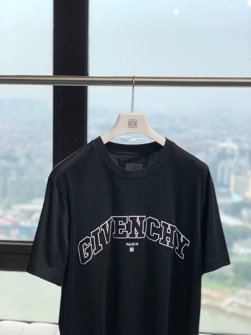 Camiseta Modelo Givenchy College