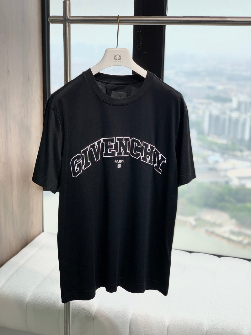 Camiseta Modelo Givenchy College