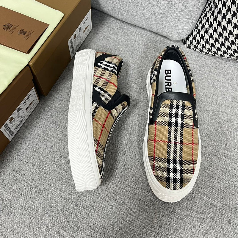 Sneaker Modelo Burberry