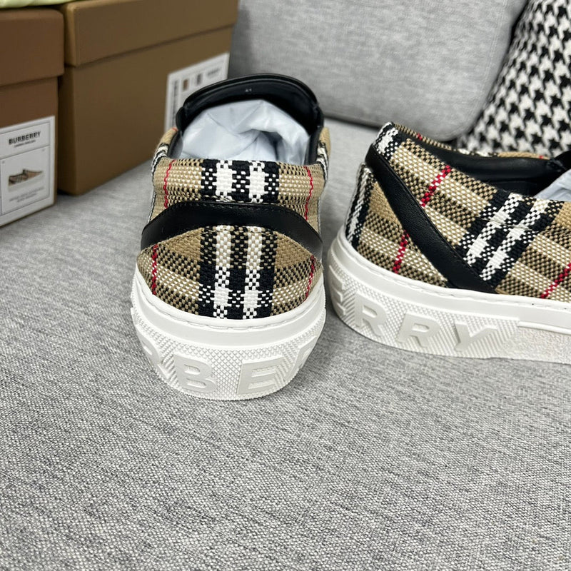 Sneaker Modelo Burberry