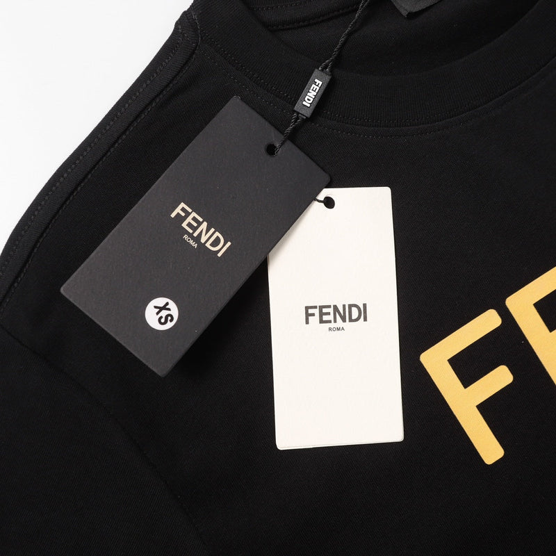 Camiseta Modelo Fendi