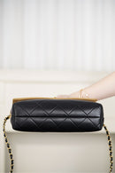 Bolsa Chanel Grande com Aba e Alça Superior