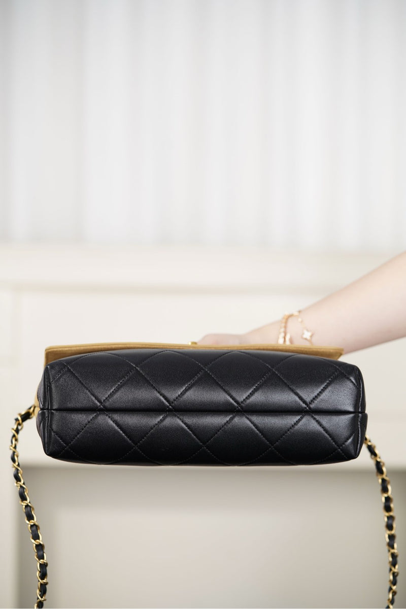 Bolsa Chanel Grande com Aba e Alça Superior