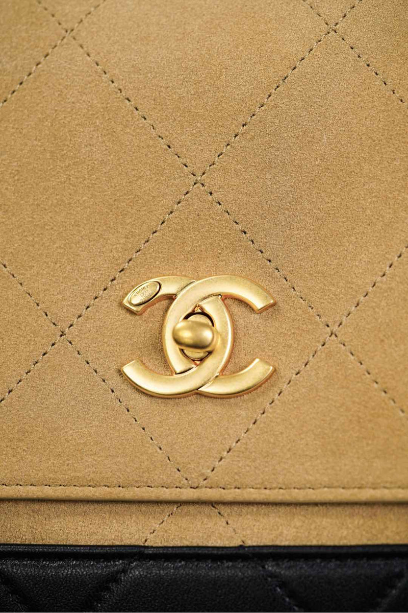 Bolsa Chanel Grande com Aba e Alça Superior