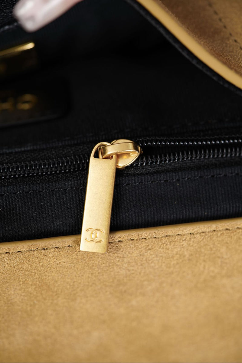 Bolsa Chanel Grande com Aba e Alça Superior