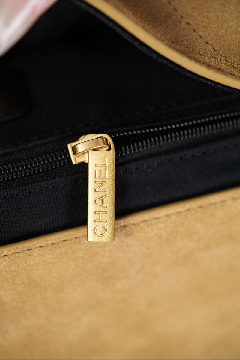 Bolsa Chanel Grande com Aba e Alça Superior