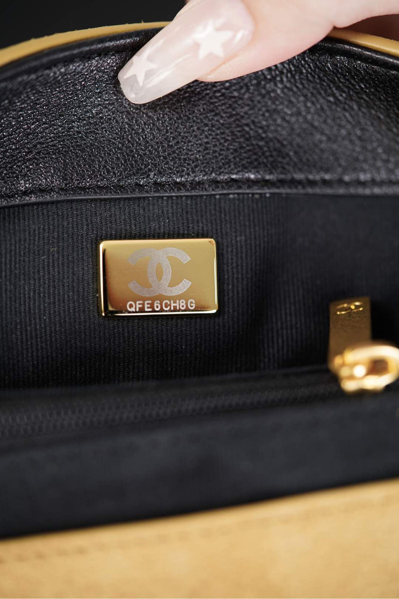 Bolsa Chanel Grande com Aba e Alça Superior