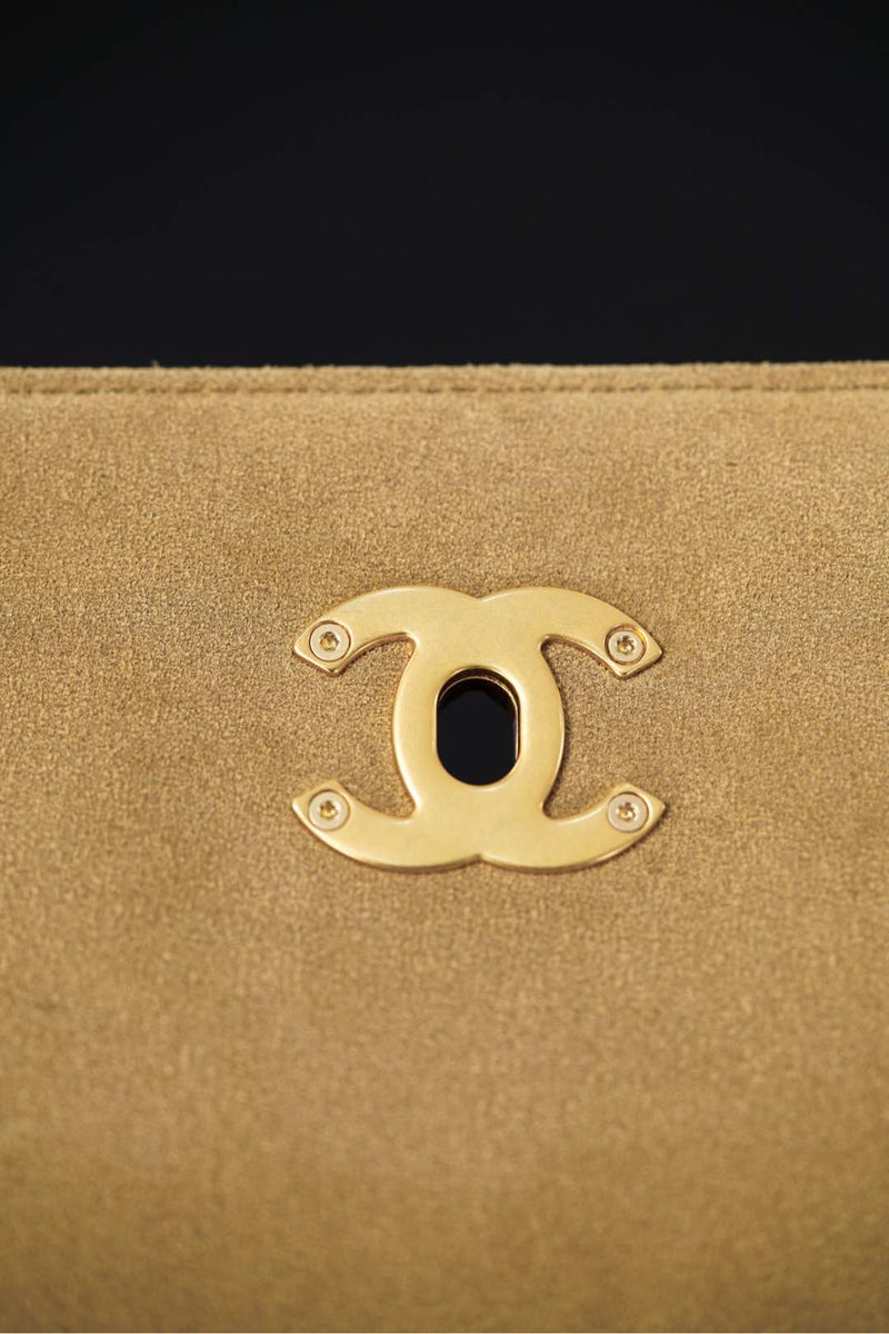 Bolsa Chanel Grande com Aba e Alça Superior