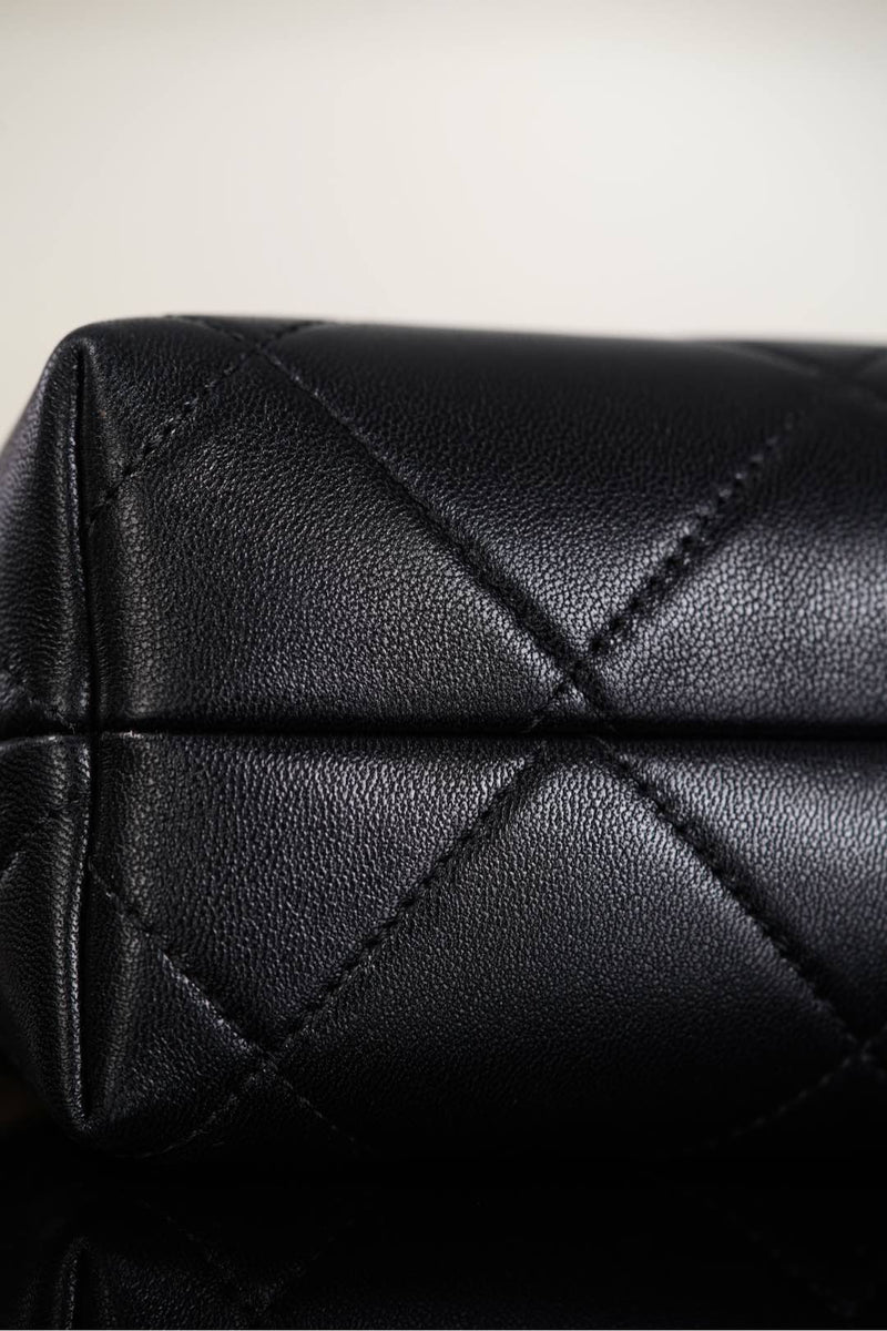 Bolsa Chanel Grande com Aba e Alça Superior