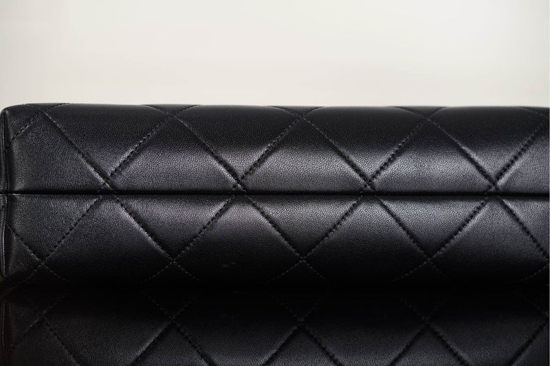 Bolsa Chanel Grande com Aba e Alça Superior