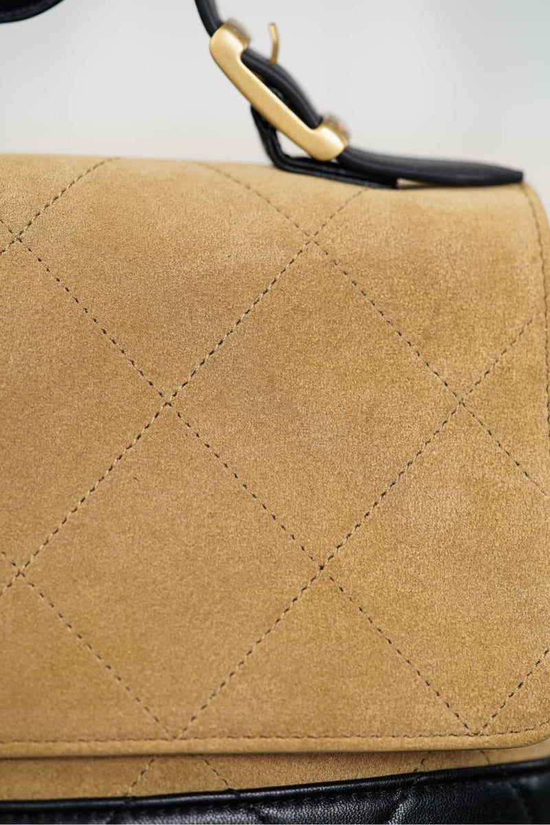 Bolsa Chanel Grande com Aba e Alça Superior