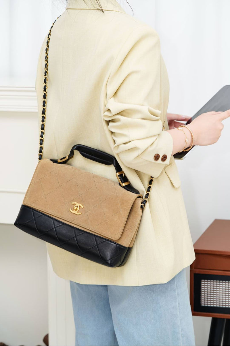 Bolsa Chanel Grande com Aba e Alça Superior