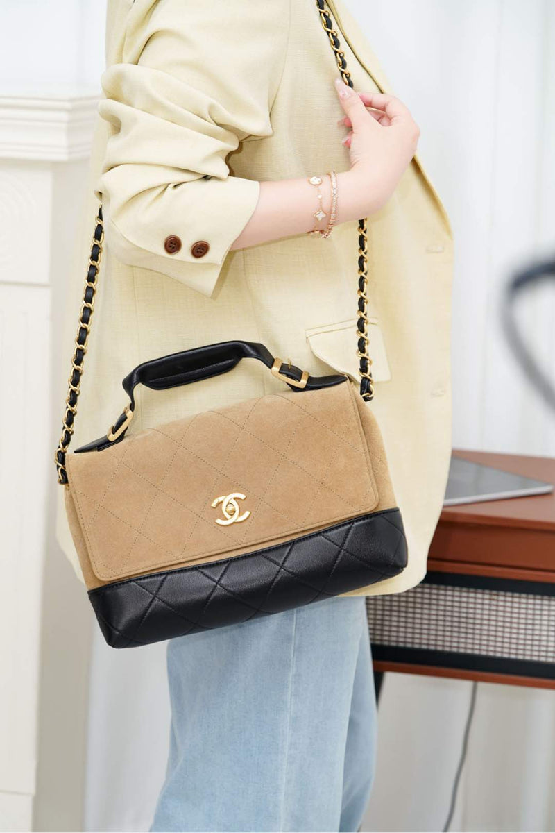Bolsa Chanel Grande com Aba e Alça Superior