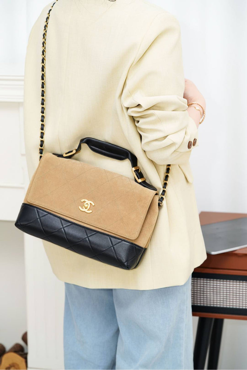 Bolsa Chanel Grande com Aba e Alça Superior