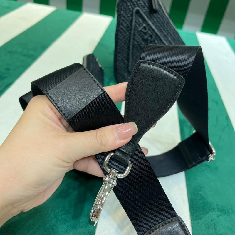 Bolsa Modelo Prada Bandoleira Triangular em Ráfia