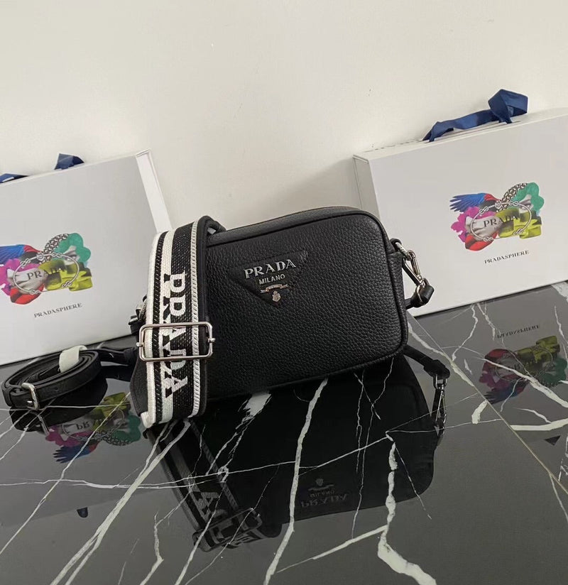 Bolsa Modelo Prada em Couro com Alça de Ombro