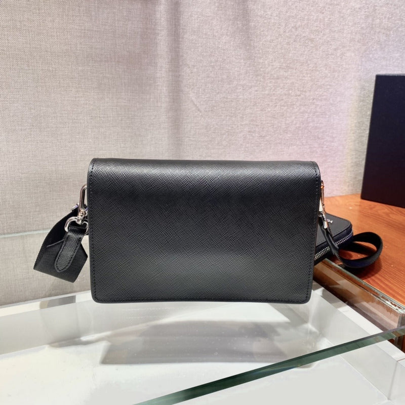 Bolsa Modelo Prada Envelope Mini em Couro Saffiano