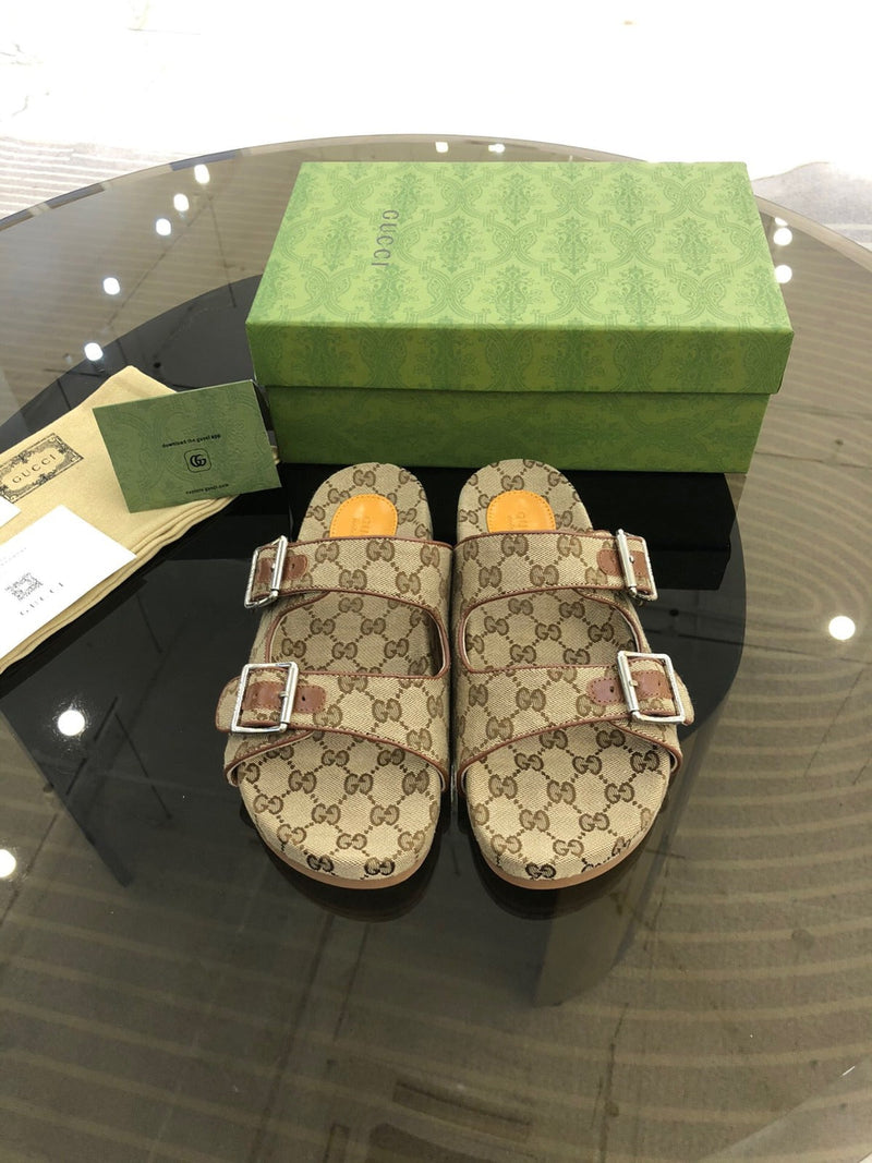 Sandália Gucci com estampa GG Supreme