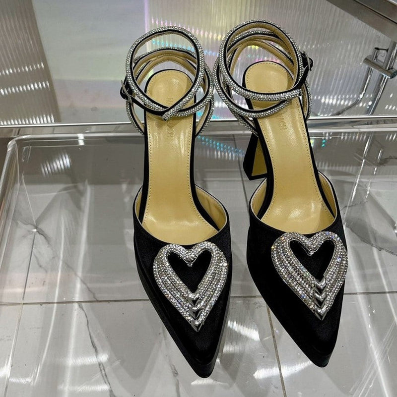 Scarpin Modelo Mach & Mach Triple Heart com Cristais