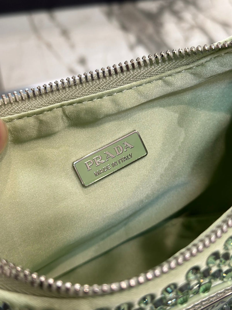 Bolsa Prada Re-Edition 2005 em Cetim Cristais