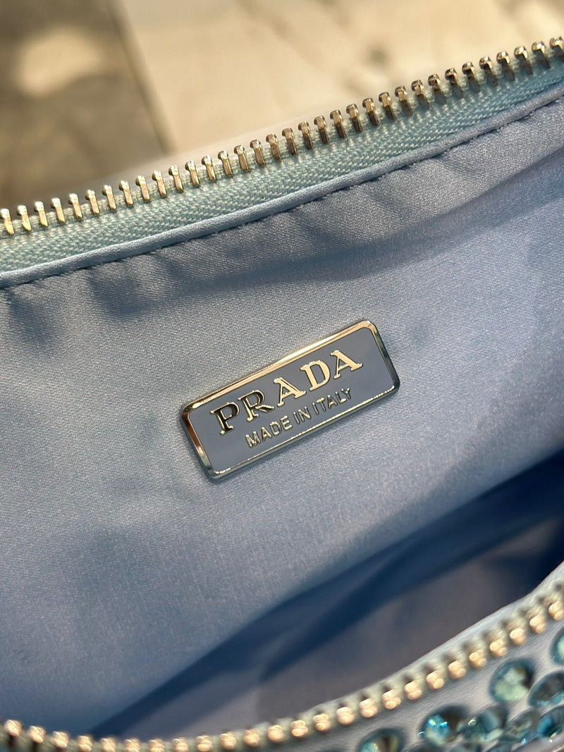 Bolsa Prada Re-Edition 2005 em Cetim Cristais