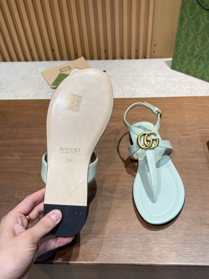 Sandália Modelo Gucci de Couro com Double G