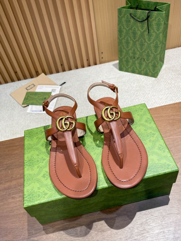 Sandália Modelo Gucci de Couro com Double G