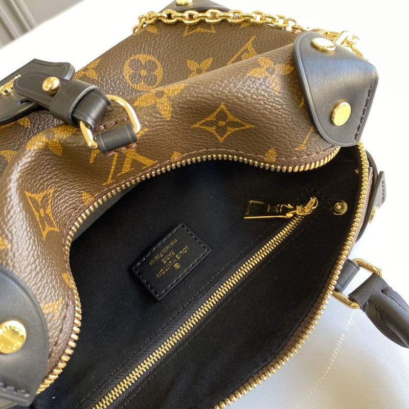 Bolsa Modelo Louis Vuitton Petite Malle Souple Monogram Preto e Bege