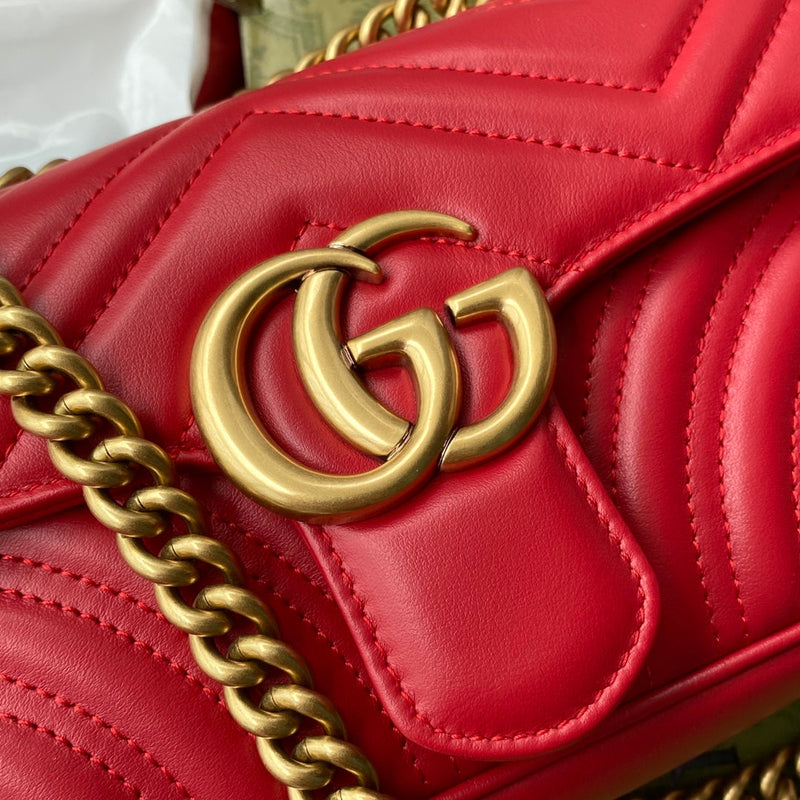 Gucci Bolsa GG Marmont Matelassê Média