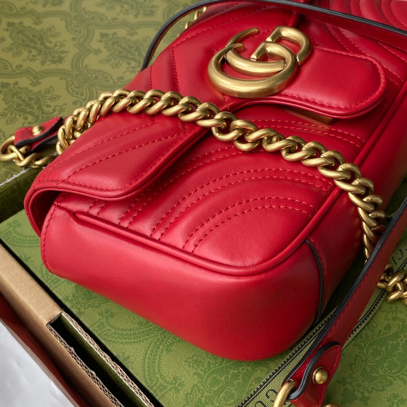 Gucci Bolsa GG Marmont Matelassê Média