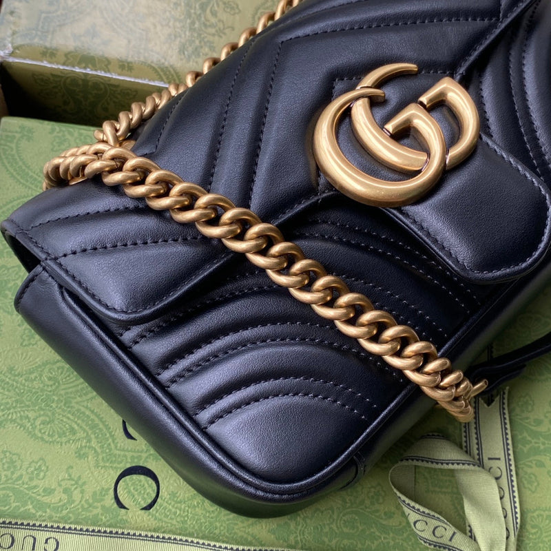 Gucci Bolsa GG Marmont Matelassê Média