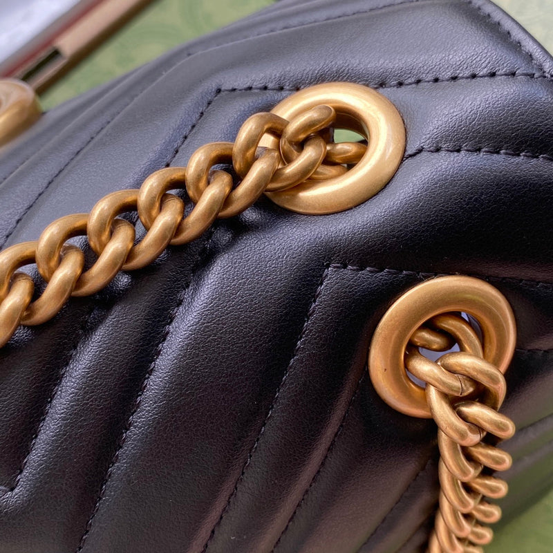 Gucci Bolsa GG Marmont Matelassê Média