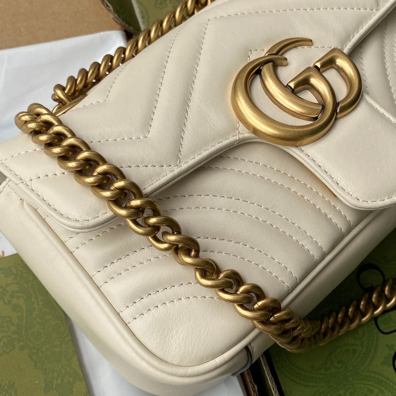 Gucci Bolsa GG Marmont Matelassê Média