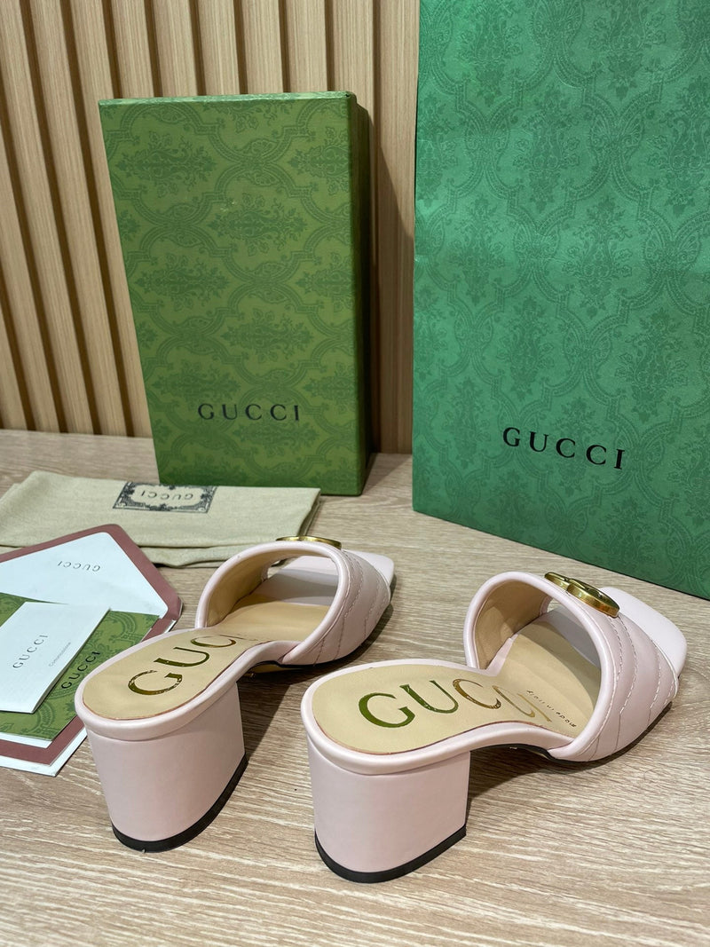 Slide Modelo Gucci Matelassê com Placa de Logo