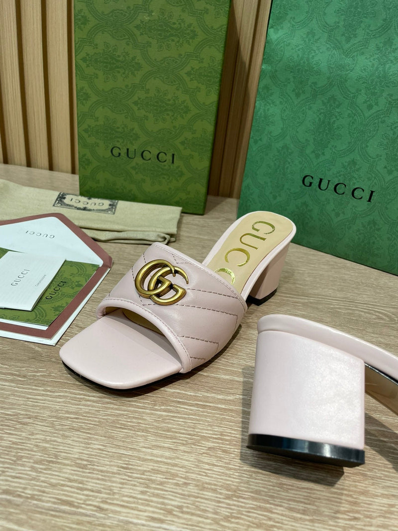 Slide Modelo Gucci Matelassê com Placa de Logo