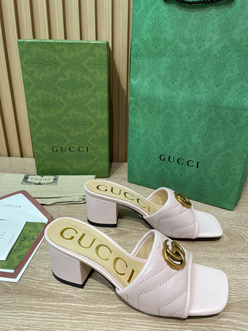 Slide Modelo Gucci Matelassê com Placa de Logo