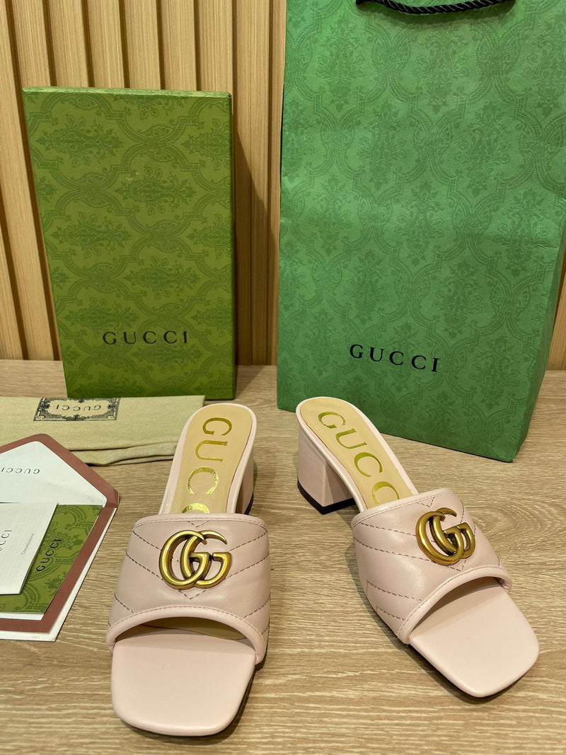 Slide Modelo Gucci Matelassê com Placa de Logo