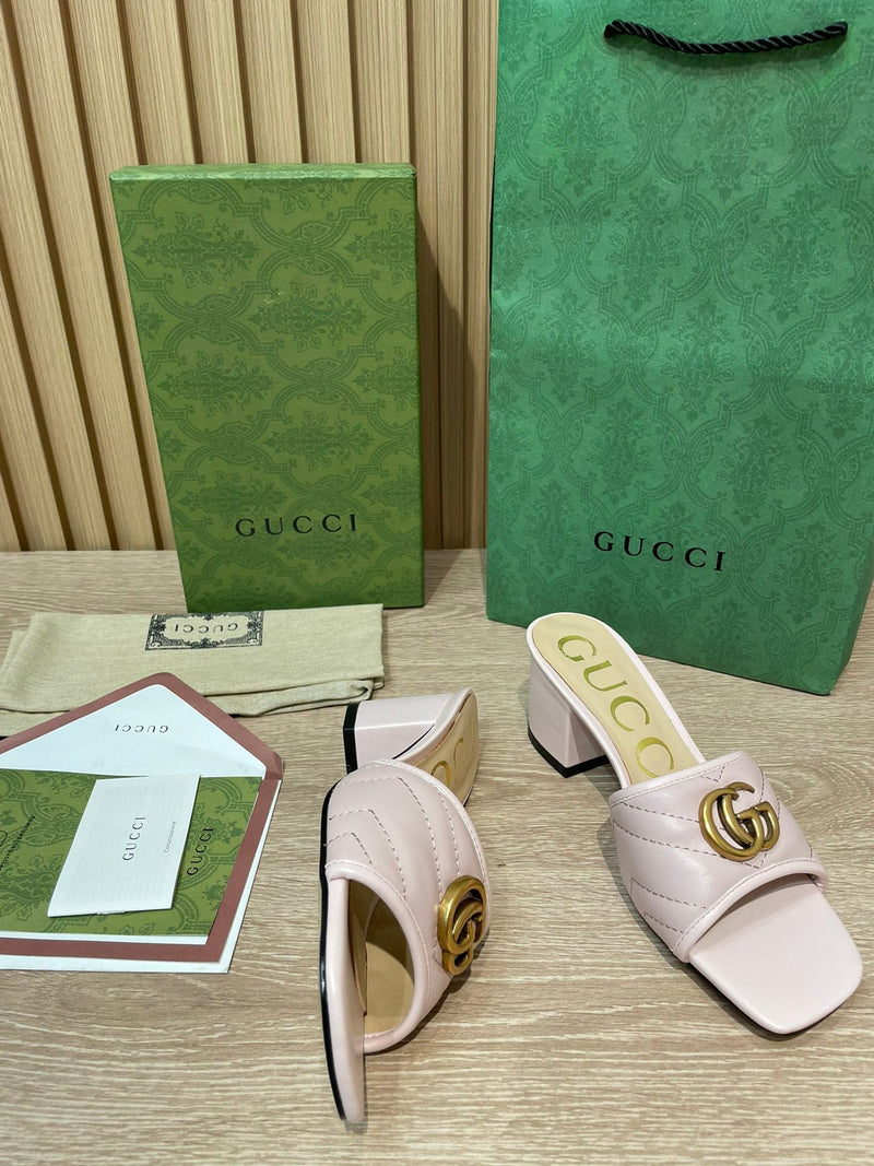 Slide Modelo Gucci Matelassê com Placa de Logo