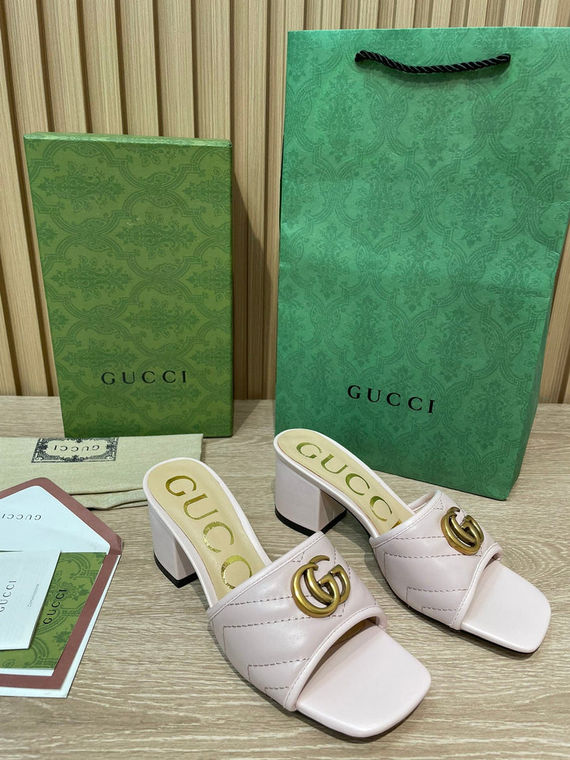 Slide Modelo Gucci Matelassê com Placa de Logo